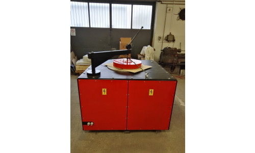 Az alumínium olvasztó kemencék nevükből adódóan kiválóan alkalmazhatóak különféle alumínium ötvözetek olvasztására. A kemencecsalád többféle főbb típust foglal magában. Készülnek gáz illetve villamos ellenállásfűtésű kivitelben. Szerkezetét tekintve lehet álló (fix), valamint buktatható (a teljes kemencetest billenthető) kivitelben.