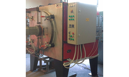 A villamos ellenállásfűtésű retortás védőgázas kemencék alkalmasak különböző anyagok hőkezelésére, ha a hőkezelés hőmérséklete 1000 °C alatt van.
Elsősorban cementálásra, nitrocementálásra, nitridálásra, karbonitridálásra javasolt, de alkalmazható nemesíthető acélok védőgázból történő edzésére és minden más hőkezelési műveletre, ahol az atmoszféra összetétele a hőkezelés eredményességét meghatározza.
A kemence munkatere a retortában lévő légterelő köpenyen belül helyezkedik el. A retorta fedele vízzel hűtött tömítéssel gáztömör zárást biztosít. A retortán belül az atmoszférát a fedélen elhelyezett ventillátor keringteti így biztosítva az atmoszféra egyenletes összetételét és a jó (± 5 °C) hőmérséklet eloszlást.